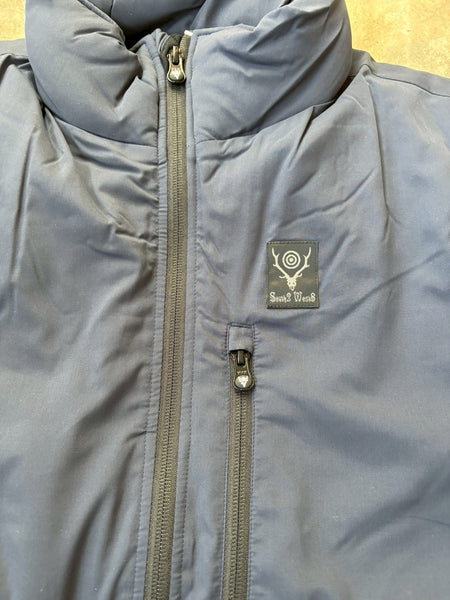 【South2 West8】Insulator Jacket - Poly Peach Skin | NAVY / BROWN