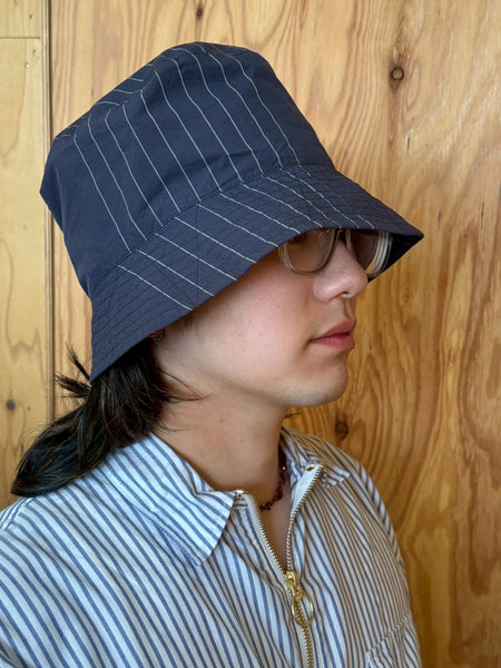 【ENGINEERED GARMENTS】STRIPE BUCKET HAT | NAVY