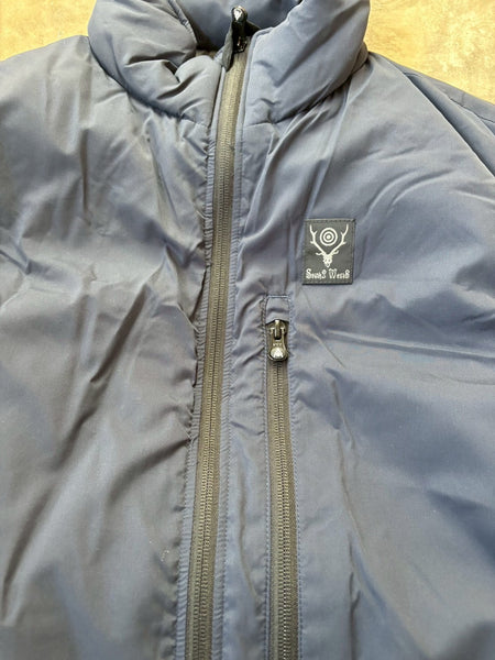 【South2 West8】Insulator Vest - Poly Peach Skin | BLACK / NAVY / BROWN