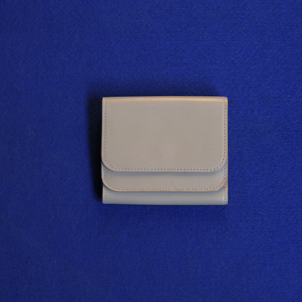 【UNIVERSAL PRODUCTS × TOMO NARIAI】COMPACT WALLET | BEIGE