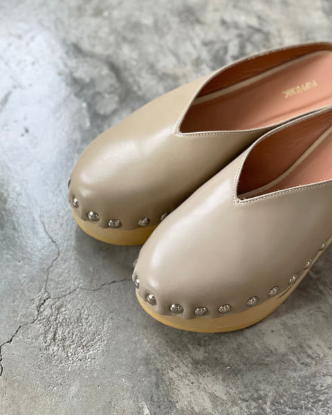 【PIPPICHIC】STUDS MULE SANDAL | BEIGE