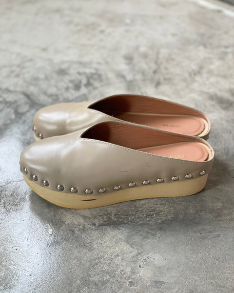 【PIPPICHIC】STUDS MULE SANDAL | BEIGE