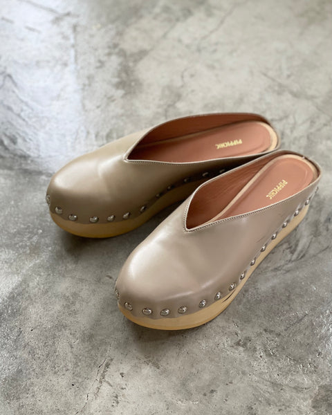 【PIPPICHIC】STUDS MULE SANDAL | BEIGE